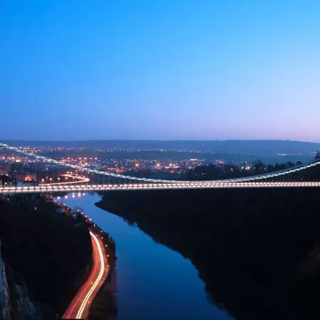 Cosy Self-contained Flat In Бристоль