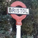 Cosy Self-contained Flat In Apartment Bristol