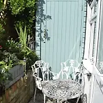 Cosy Self-contained Flat In Apartment *