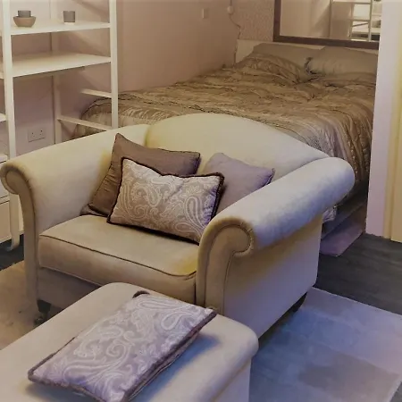 Cosy Self-contained Studio Flat In Apartment *