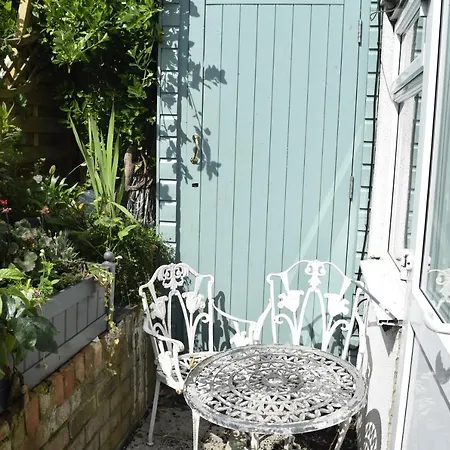 Cosy Self-contained Studio Flat In Apartment *