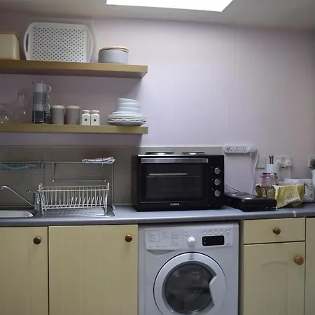 Cosy Self-contained Studio Flat In Apartment