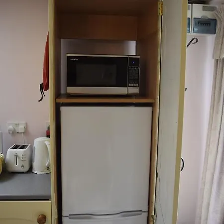 Cosy Self-contained Studio Flat In *