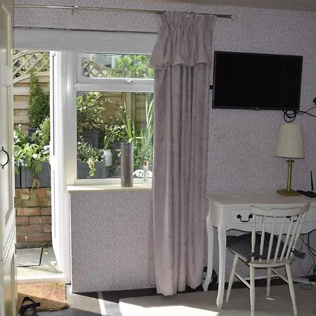 Apartment Cosy Self-contained Studio Flat In *