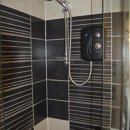 Cosy Self-contained Studio Flat In Apartment *