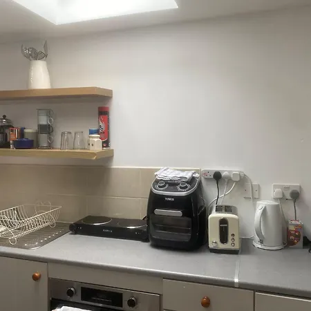Cosy Self-contained Studio Flat In Apartment *