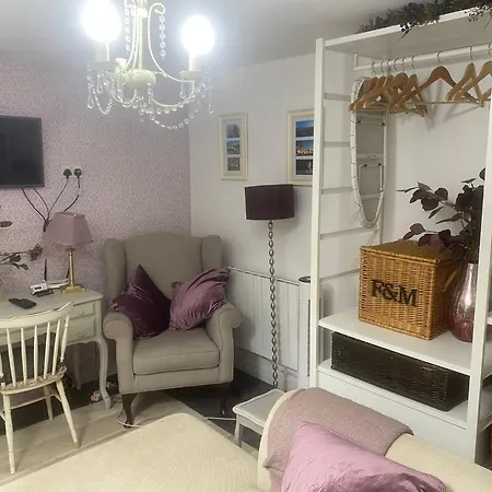 Cosy Self-contained Studio Flat In * Bristol