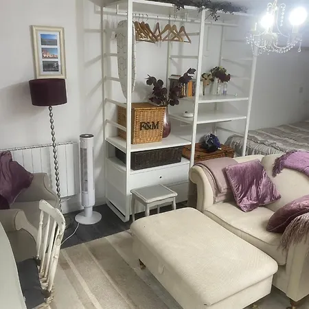 Cosy Self-contained Studio Flat In