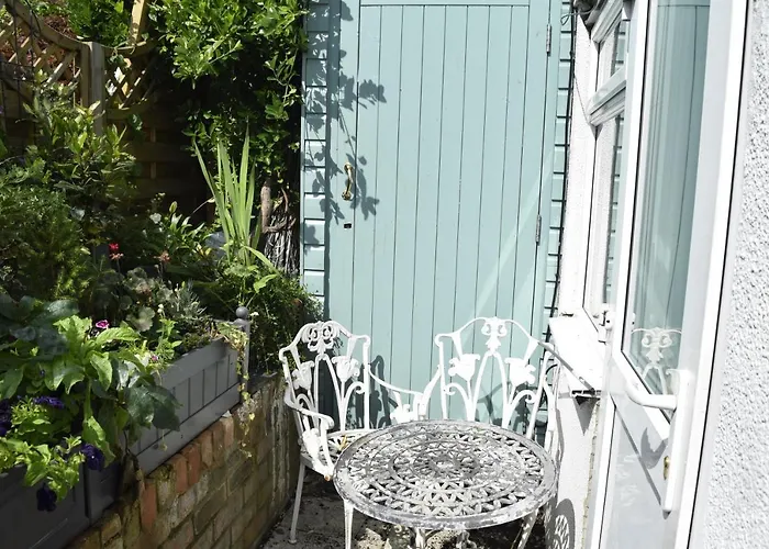 Cosy Self-contained Flat In شقة *